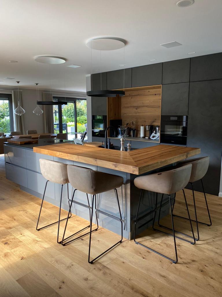 Umlaufender Bartresen aus Eiche Altholz | Holzwerk Hamburg