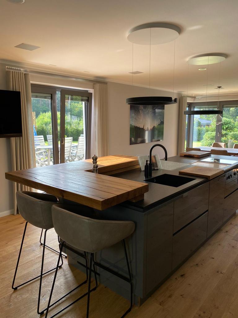 Umlaufender Bartresen aus Eiche Altholz | Holzwerk Hamburg