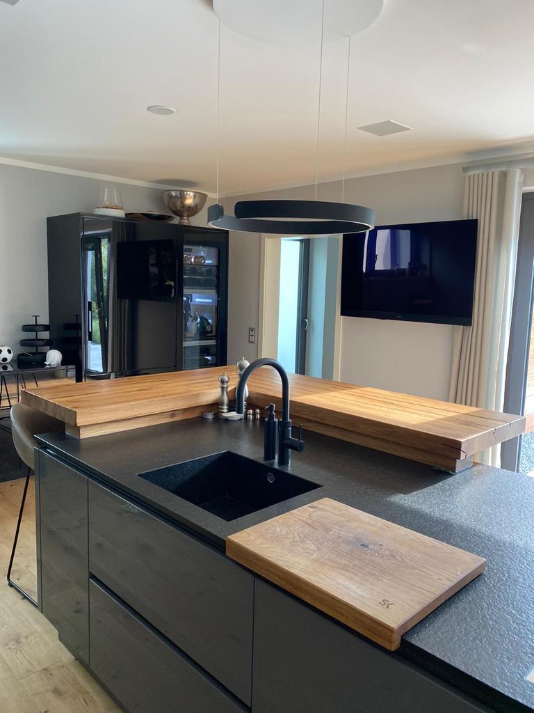 Umlaufender Bartresen aus Eiche Altholz | Holzwerk Hamburg