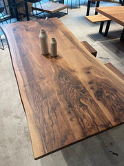 Warmer Esstisch aus Nussbaum mit Stahlgestell in Schwarz | Holzwerk Hamburg