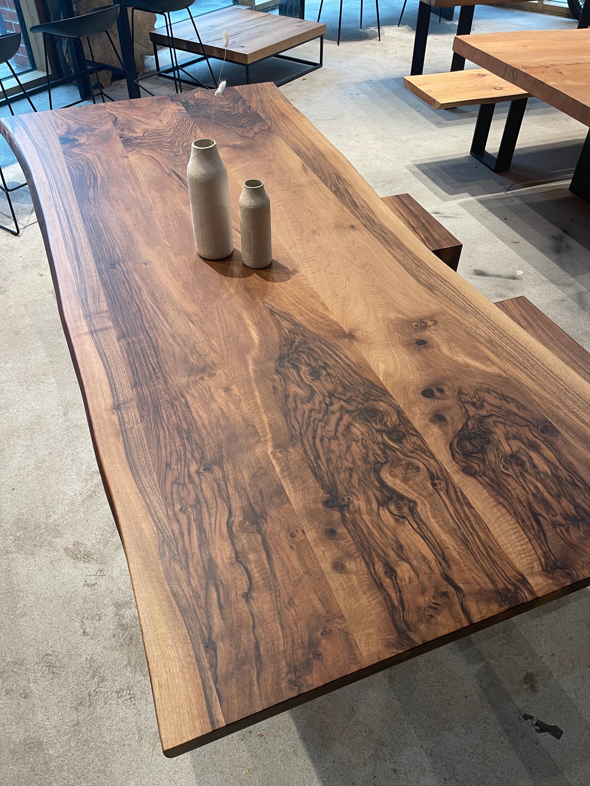 Warmer Esstisch aus Nussbaum mit Stahlgestell in Schwarz | Holzwerk Hamburg