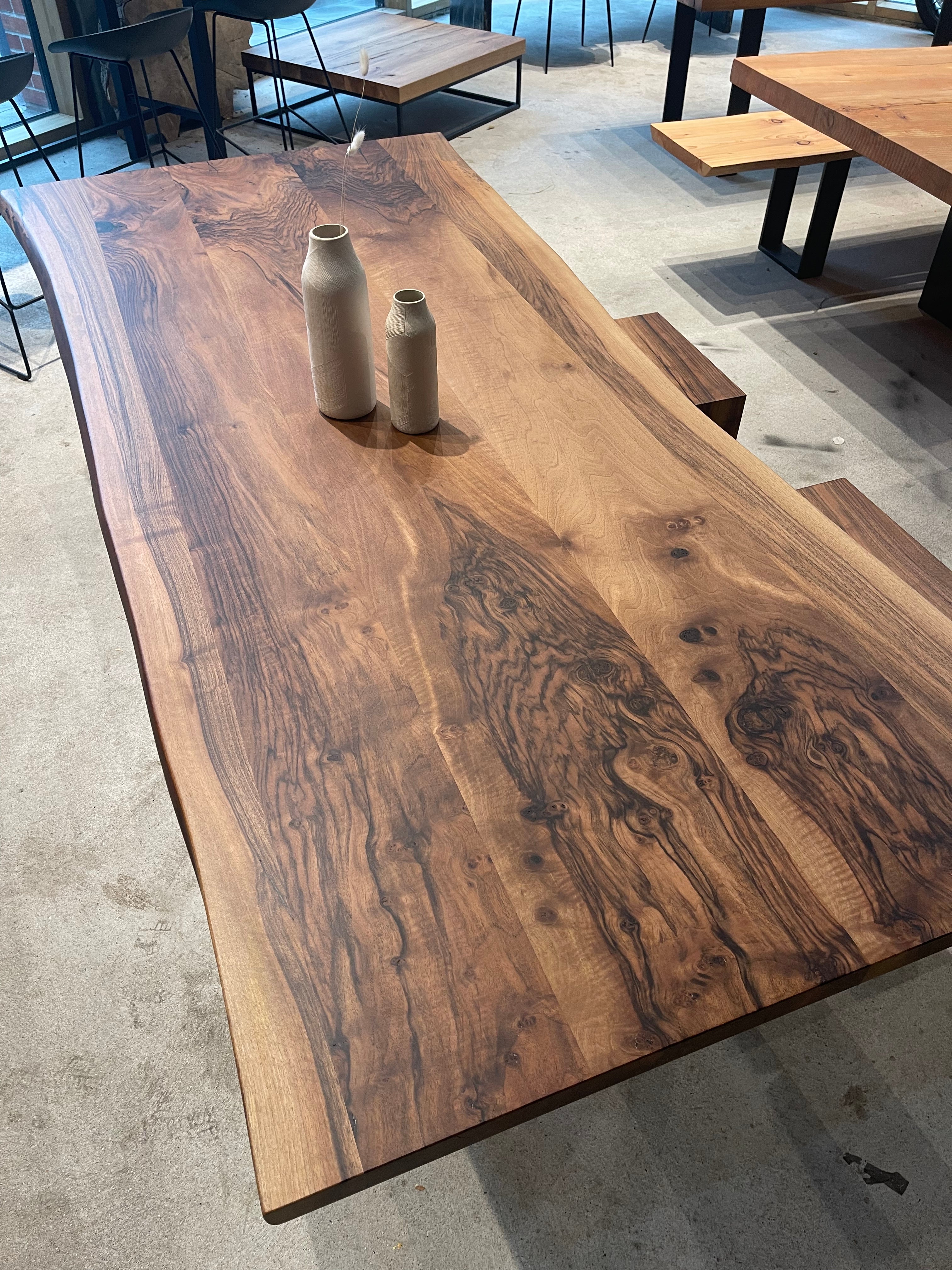 Warmer Esstisch aus Nussbaum mit Stahlgestell in Schwarz | Holzwerk Hamburg