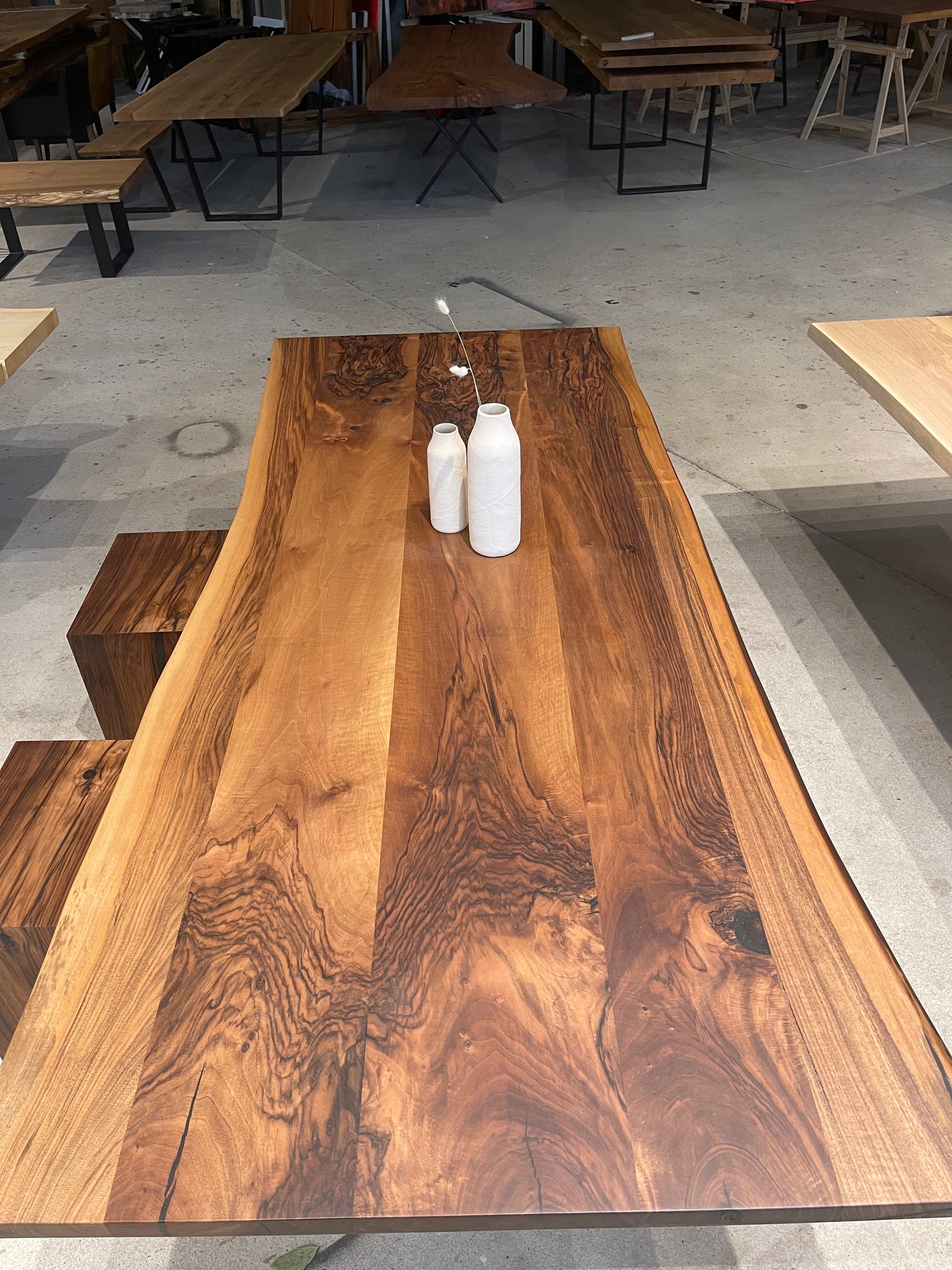 Warmer Esstisch aus Nussbaum mit Stahlgestell in Schwarz | Holzwerk Hamburg