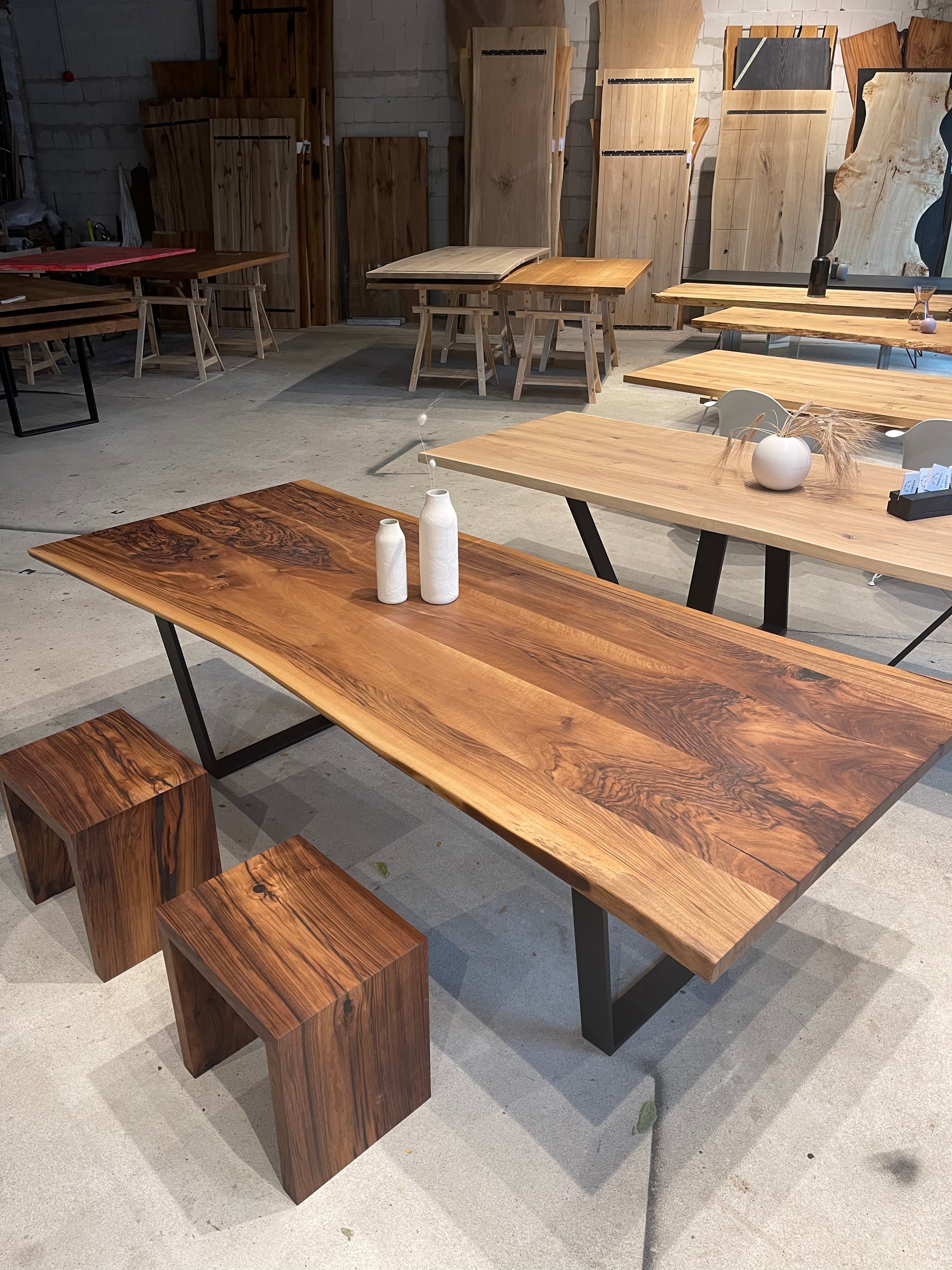 Warmer Esstisch aus Nussbaum mit Stahlgestell in Schwarz | Holzwerk Hamburg