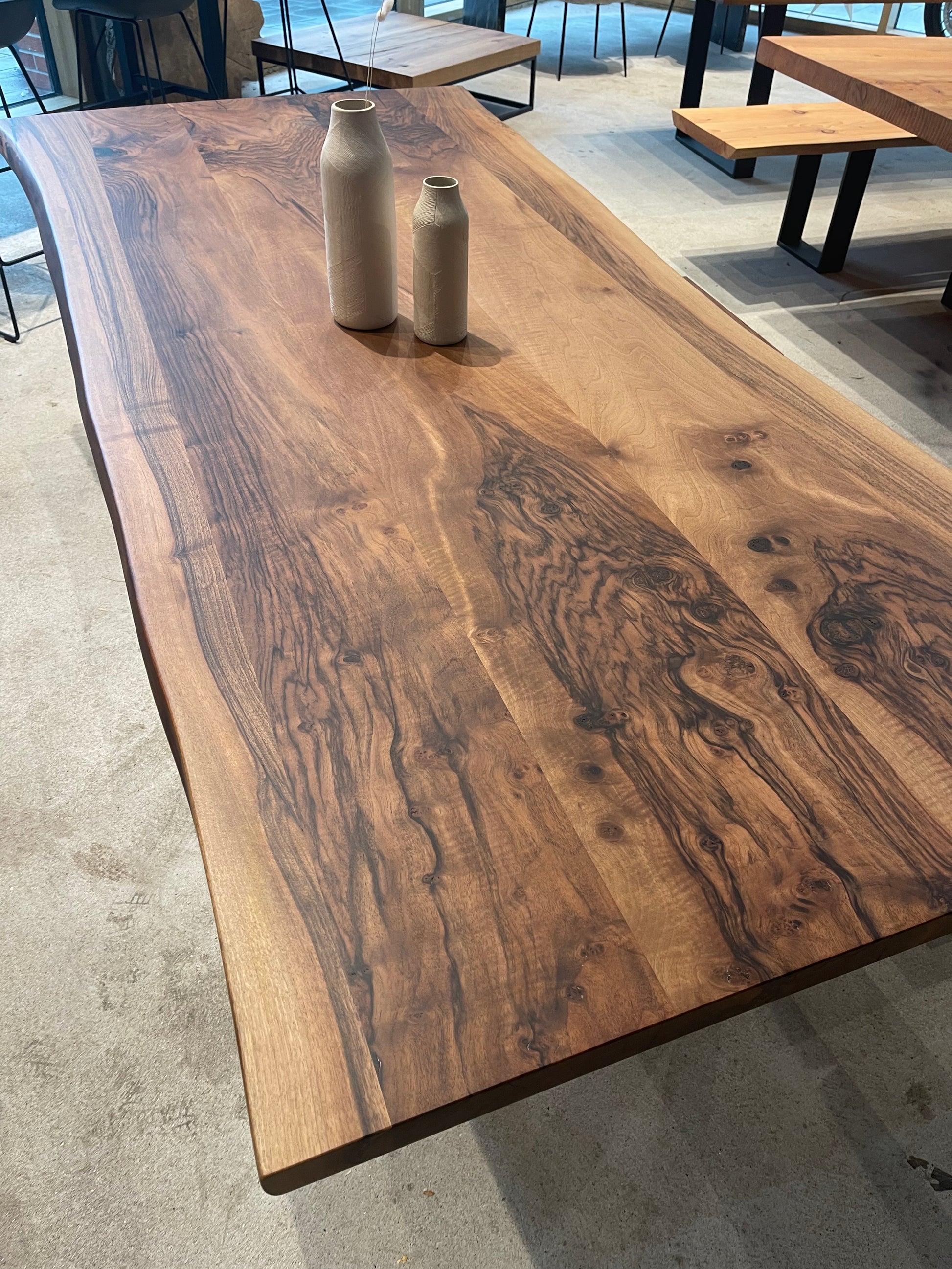 Warmer Esstisch aus Nussbaum mit Stahlgestell in Schwarz | Holzwerk Hamburg