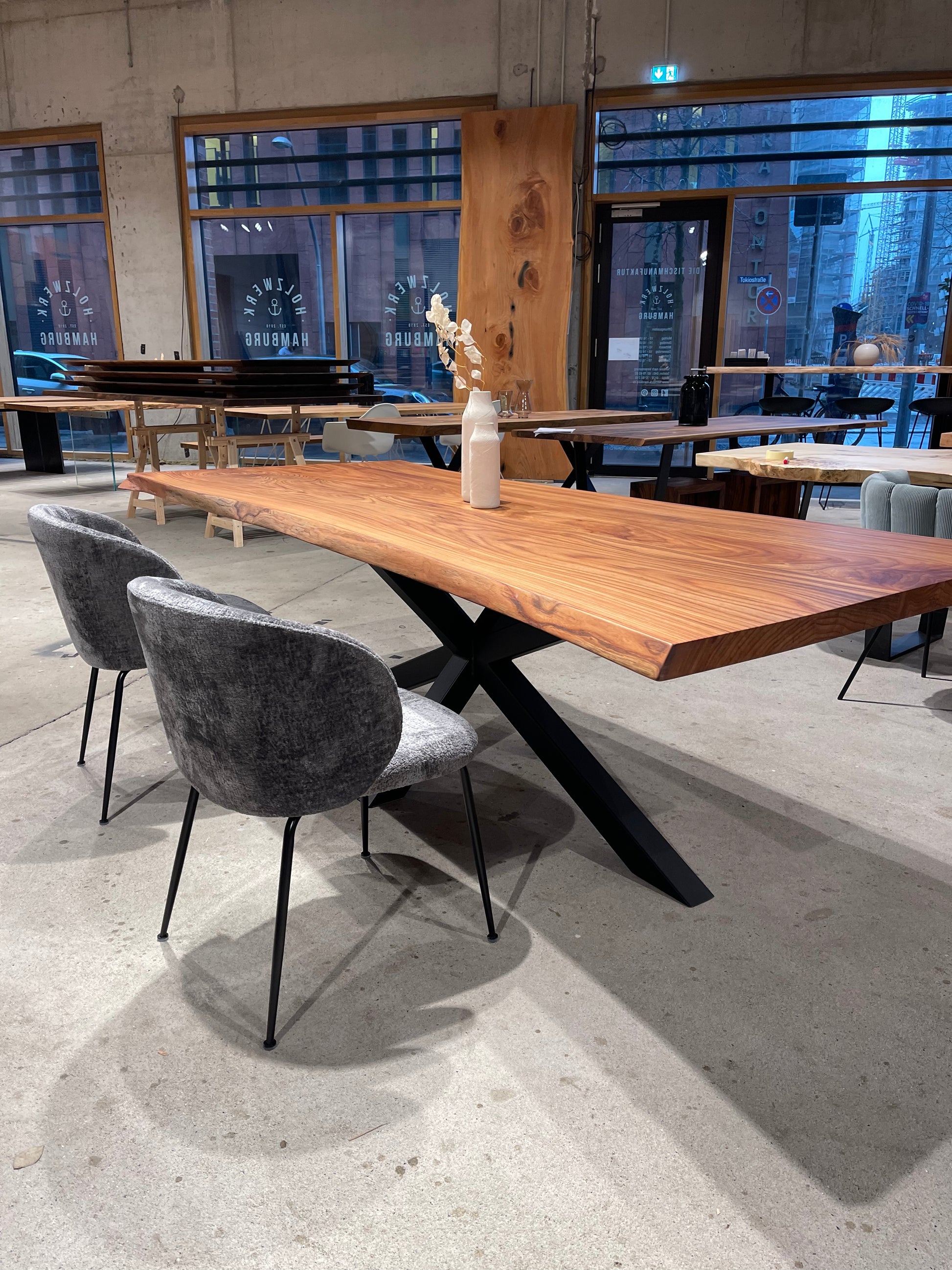 Holztisch Hamburg mit Baumkante 