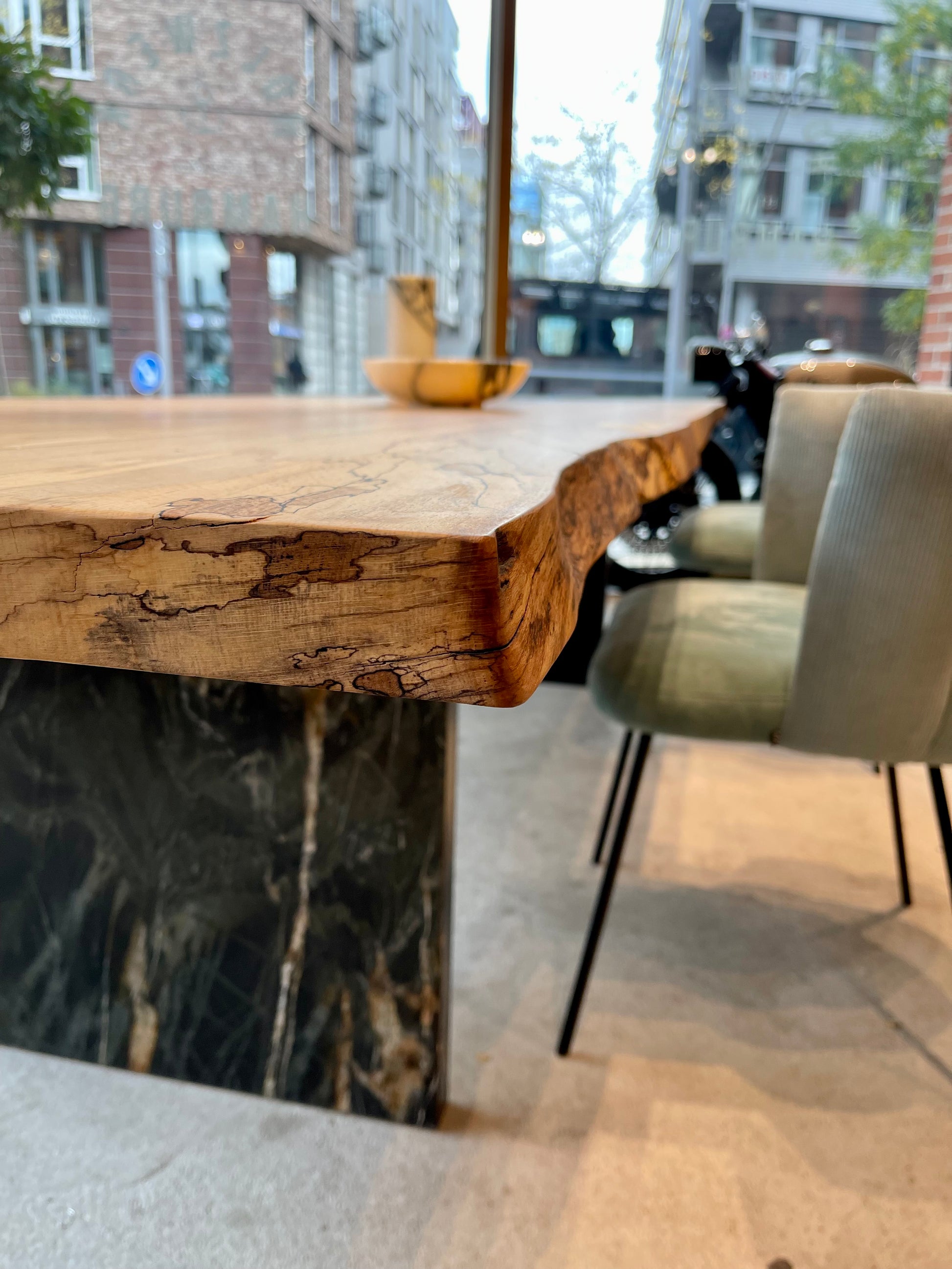 Designer Tisch aus gestockter Buche | Designtisch mit Naturstein | Holzwerk Hamburg