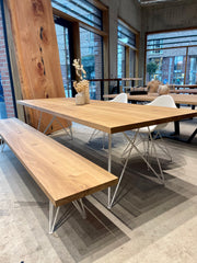 Filigraner Esstisch aus Eiche | Weißes Tischgestell aus Stahl | Holzwerk Hamburg