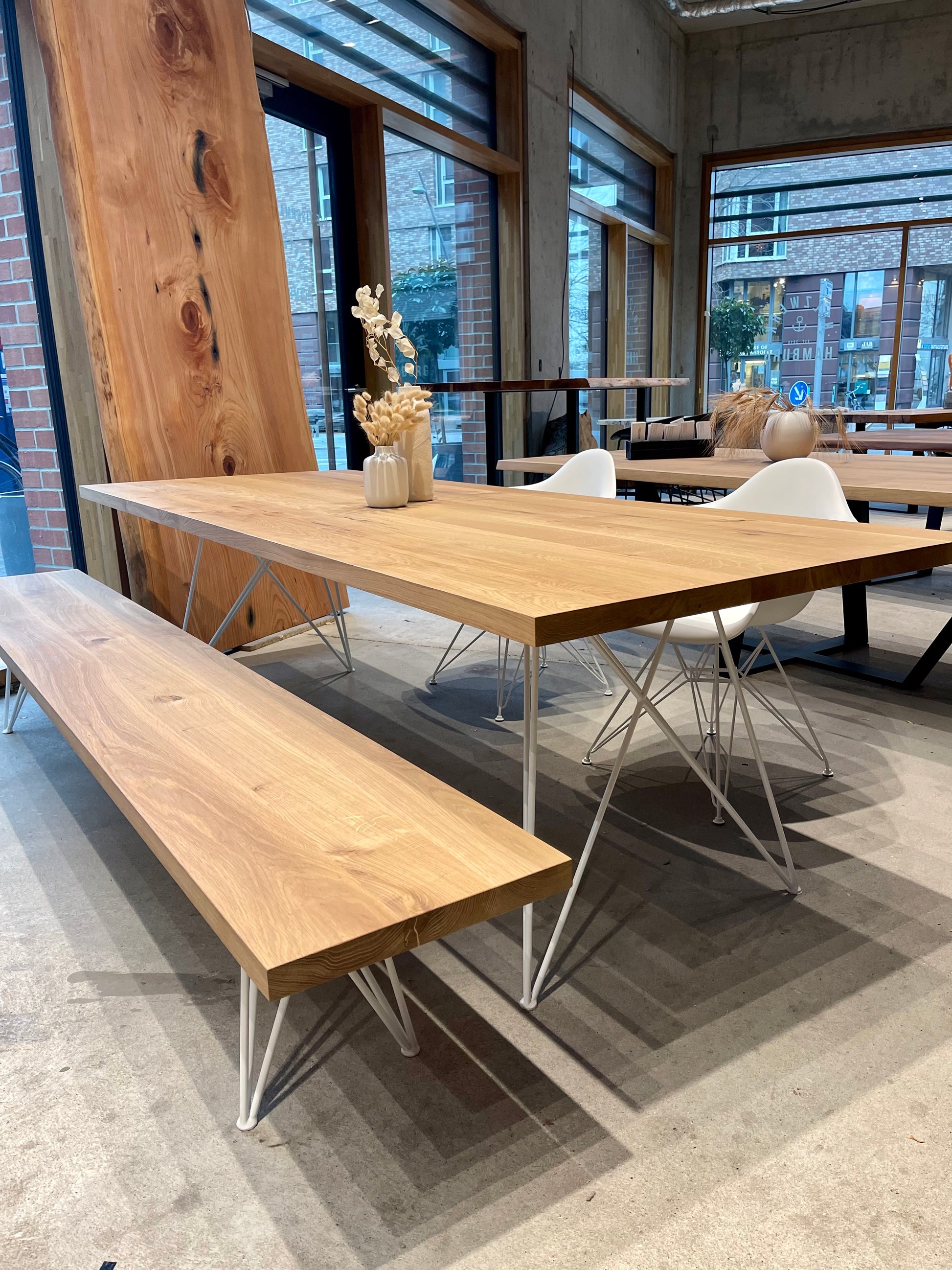 Filigraner Esstisch aus Eiche | Weißes Tischgestell aus Stahl | Holzwerk Hamburg