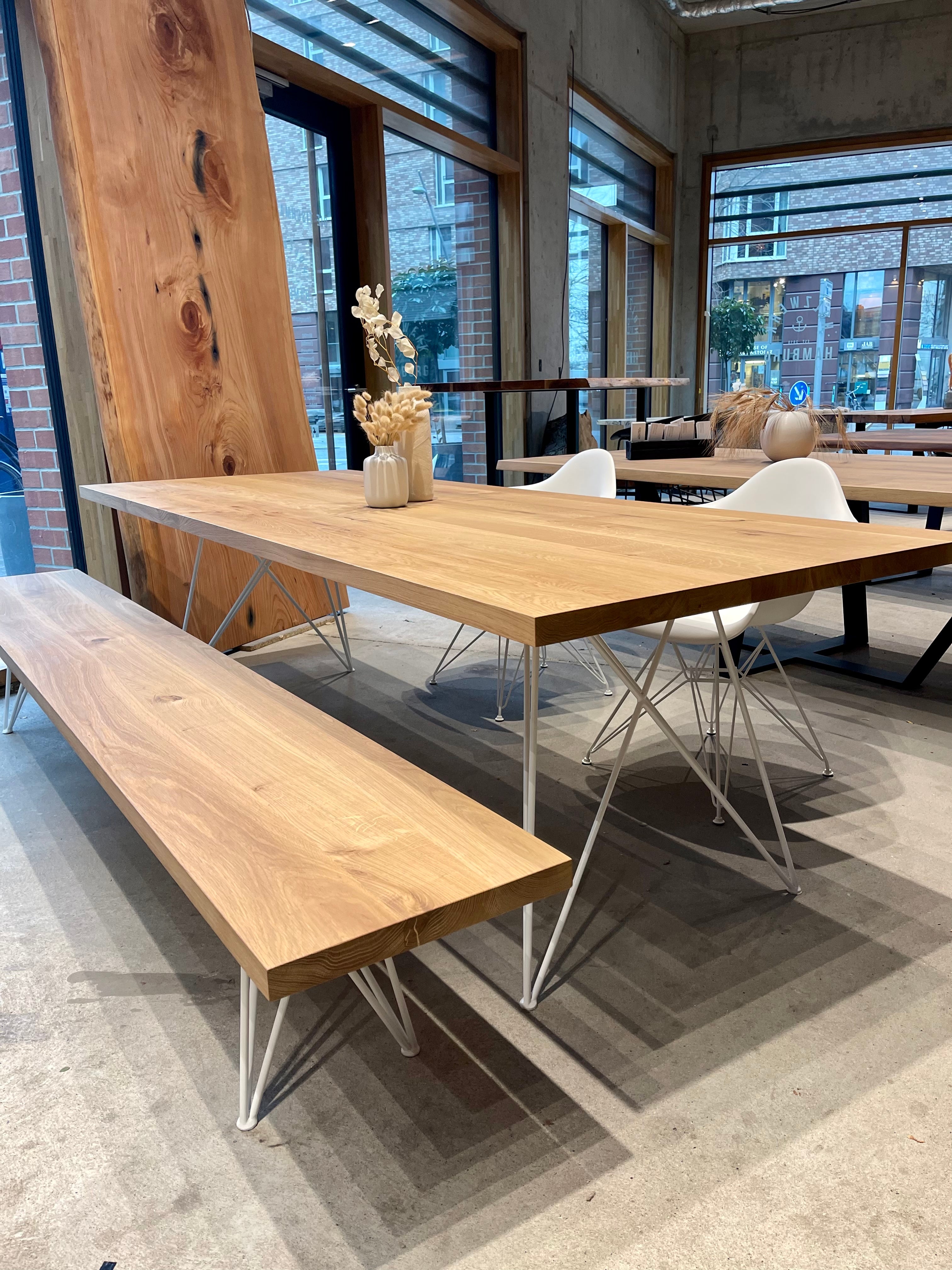 Filigraner Esstisch aus Eiche | Weißes Tischgestell aus Stahl | Holzwerk Hamburg