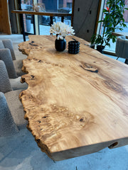 Massivholztisch Kastanienholz mit natürlicher Baumkante | Holzwerk Hamburg 