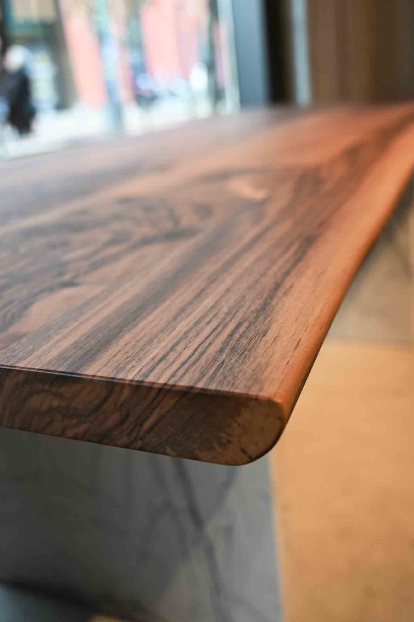 Nussbaumtisch Naturkante | Tischgestell weißer Stein | Holzwerk Hamburg