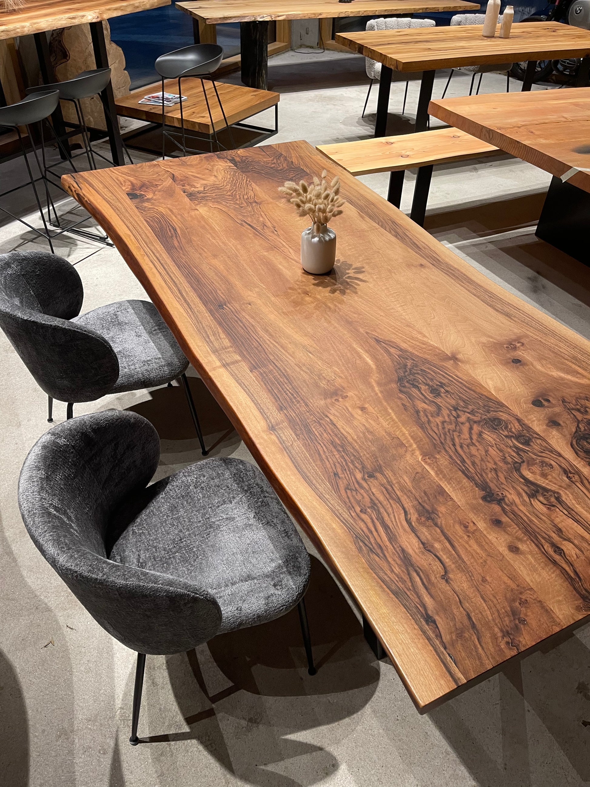 Nussbaumtisch Naturkante | Tischgestell weißer Stein | Holzwerk Hamburg