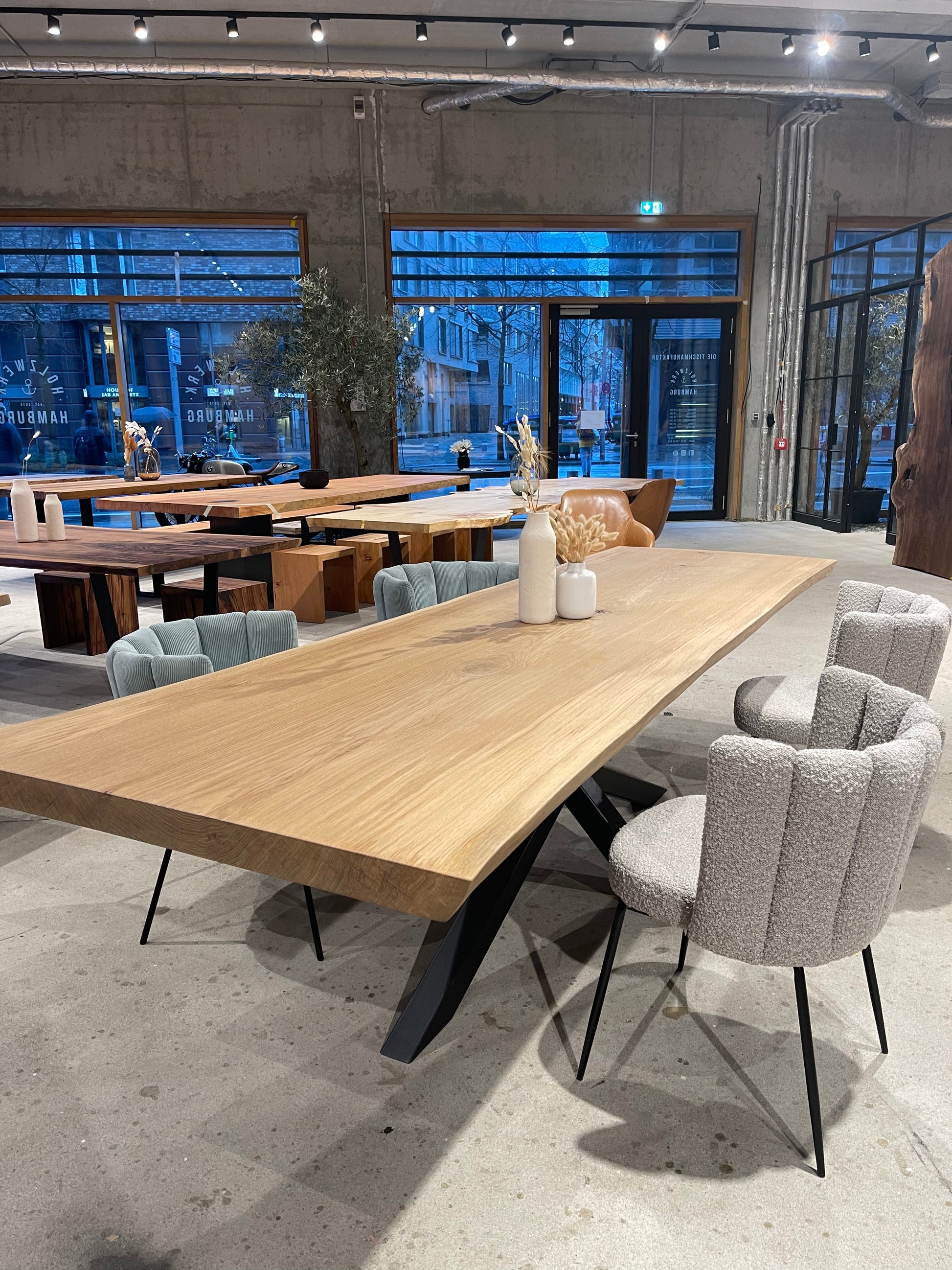 Heller Baumtisch aus einem Stück Eiche | Holzwerk Hamburg