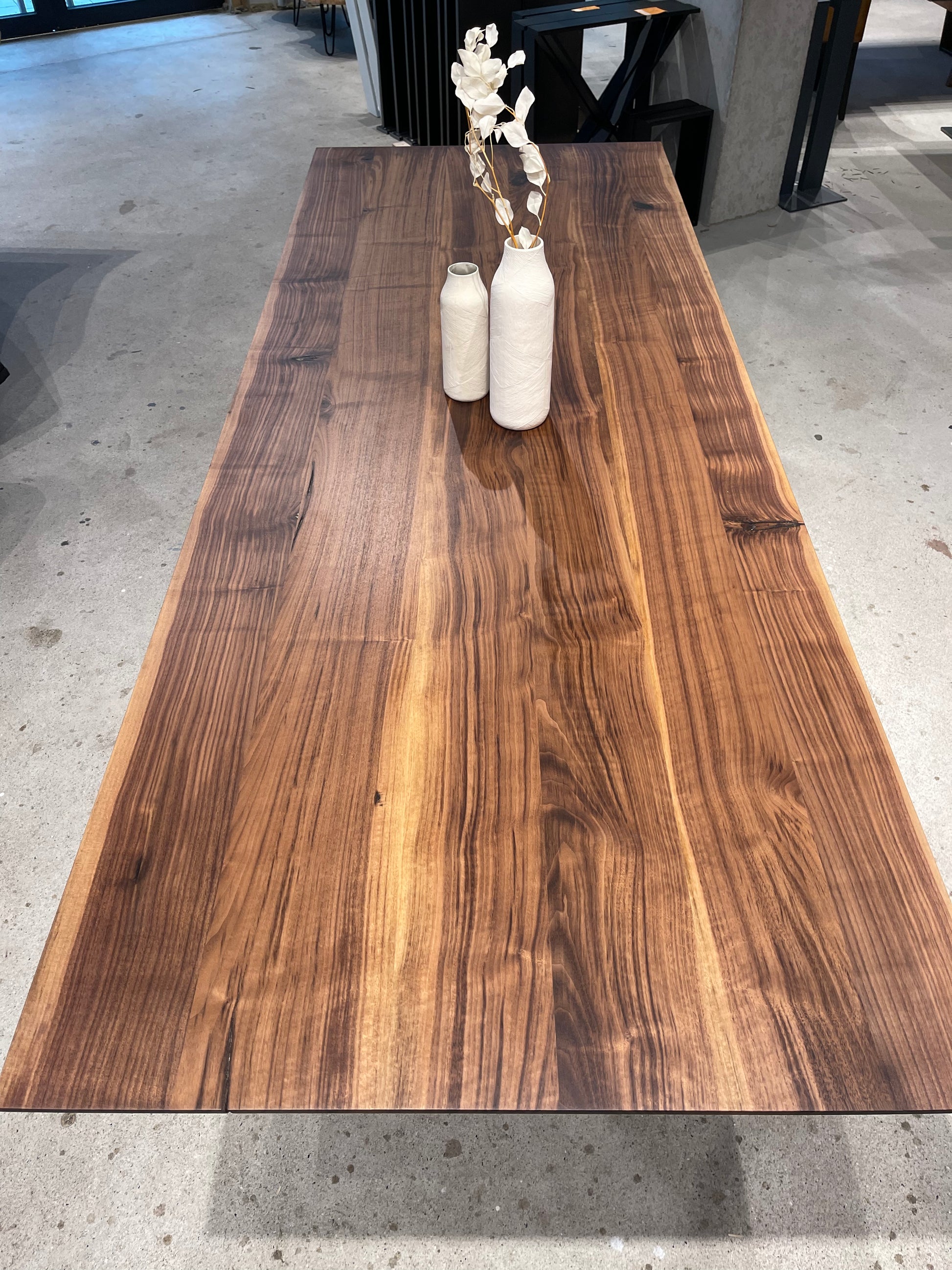 Filigraner Tisch aus Nussholz mit Stahlgestell | Holzwerk Hamburg