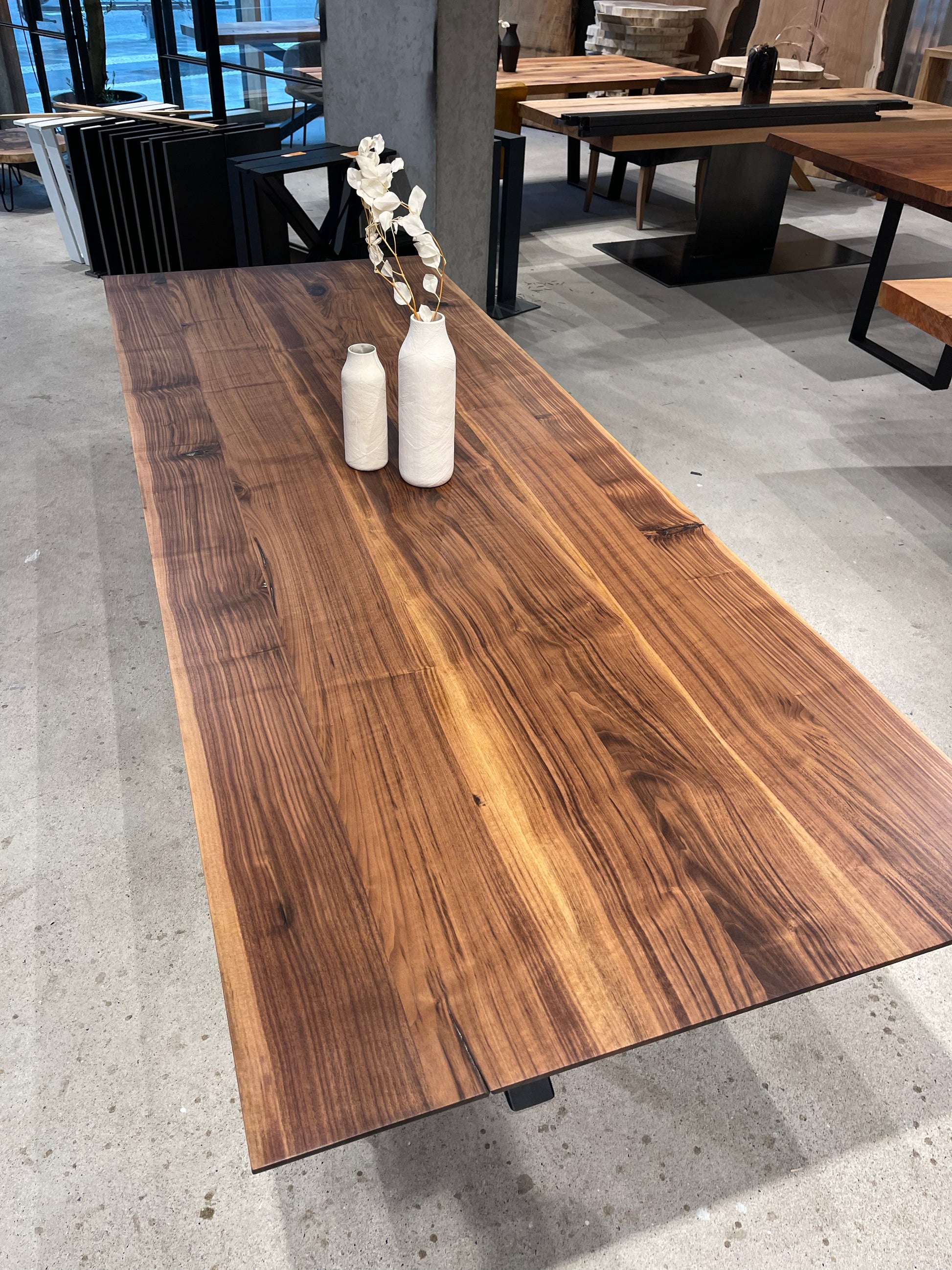 Filigraner Tisch aus Nussholz mit Stahlgestell | Holzwerk Hamburg