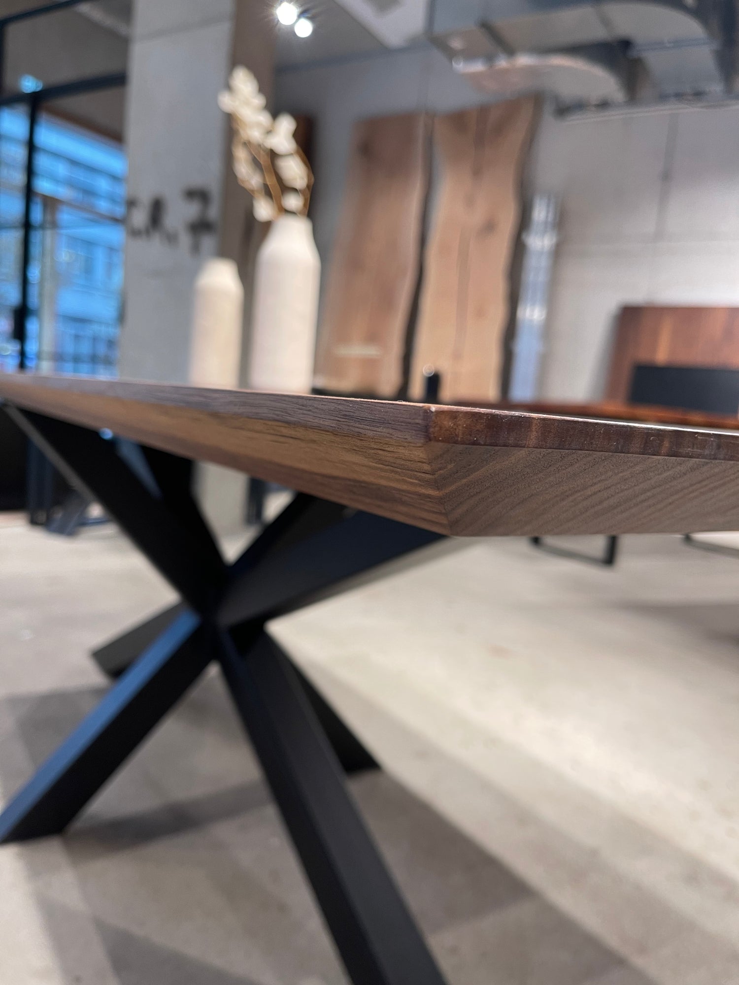 Filigraner Tisch aus Nussholz mit Stahlgestell | Holzwerk Hamburg