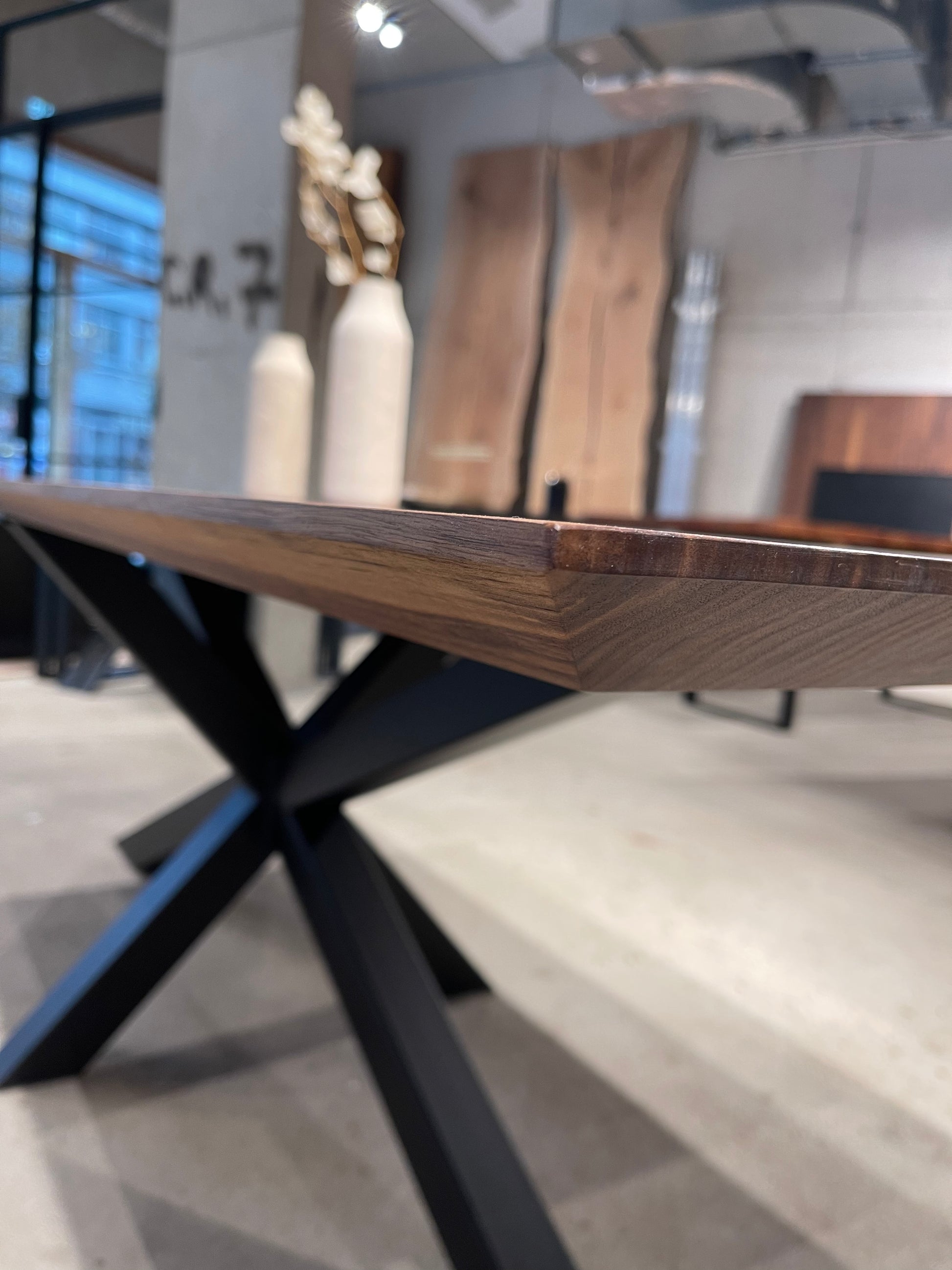 Filigraner Tisch aus Nussholz mit Stahlgestell | Holzwerk Hamburg