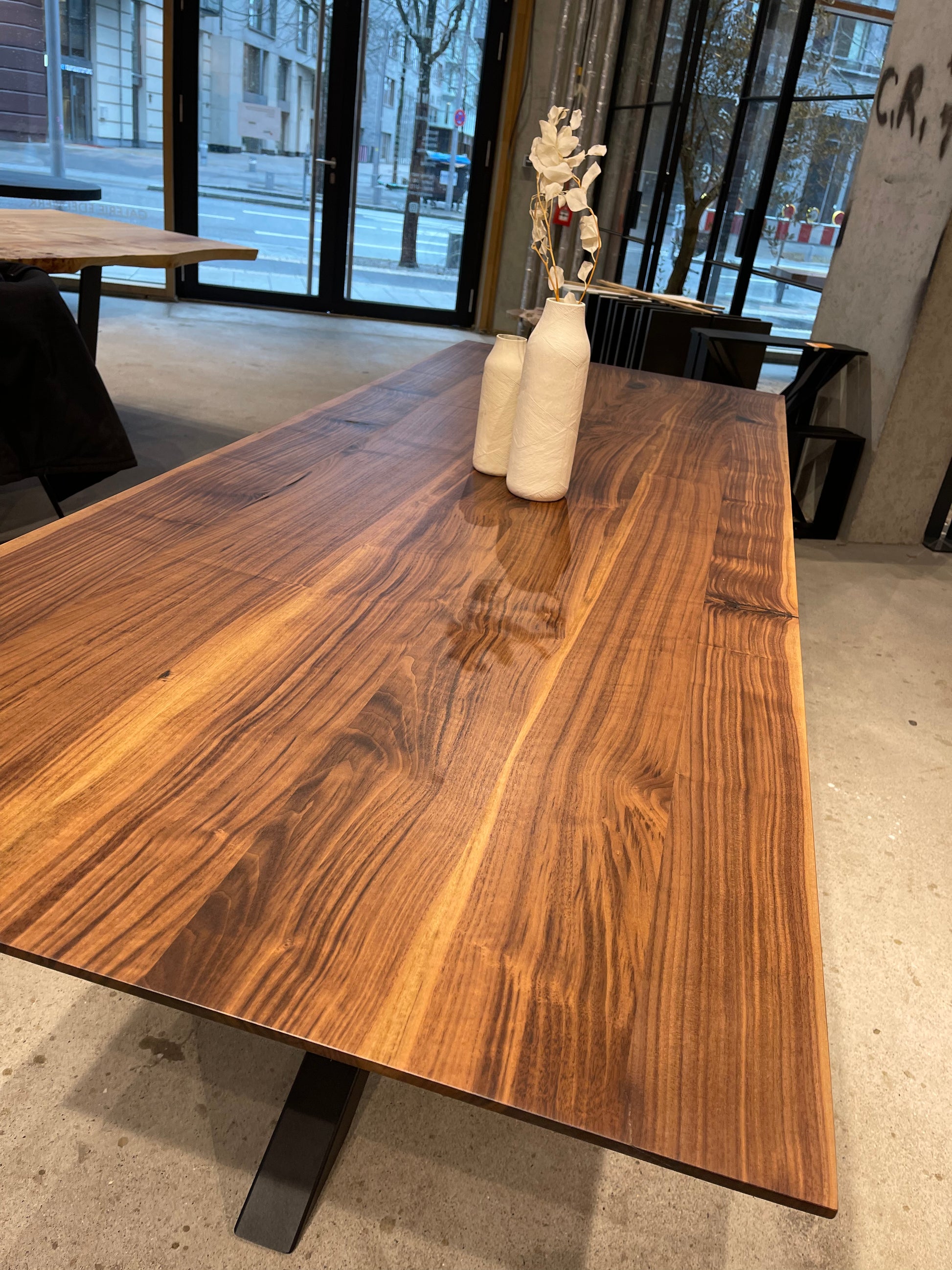 Filigraner Tisch aus Nussholz mit Stahlgestell | Holzwerk Hamburg