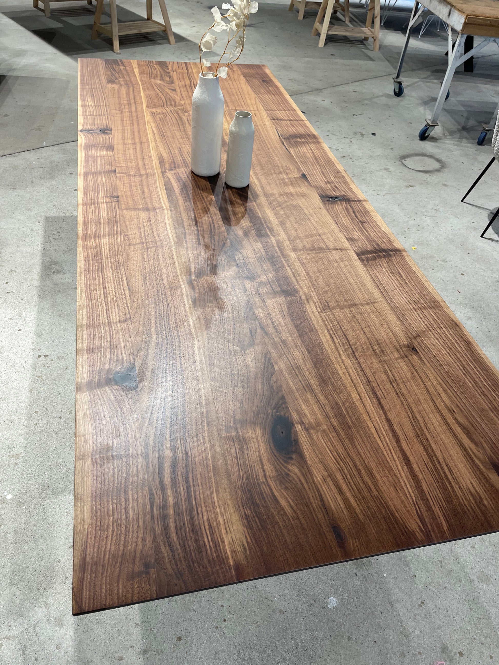 Filigraner Tisch aus Nussholz mit Stahlgestell | Holzwerk Hamburg