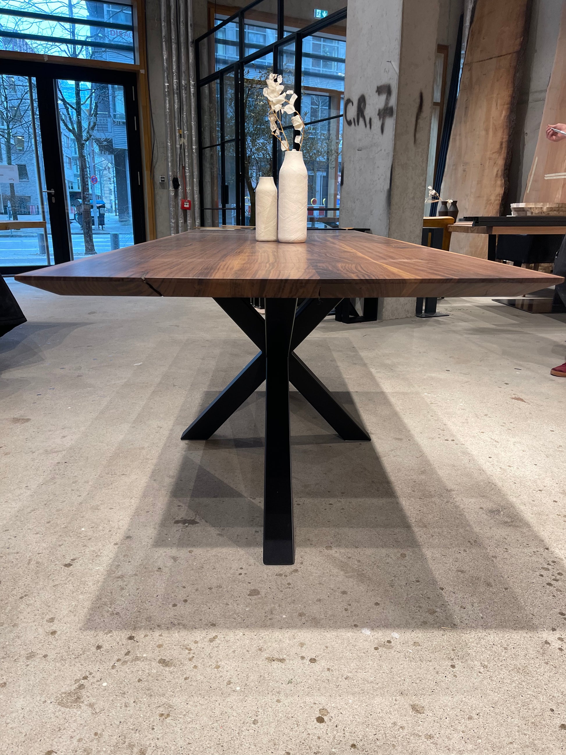 Filigraner Tisch aus Nussholz mit Stahlgestell | Holzwerk Hamburg