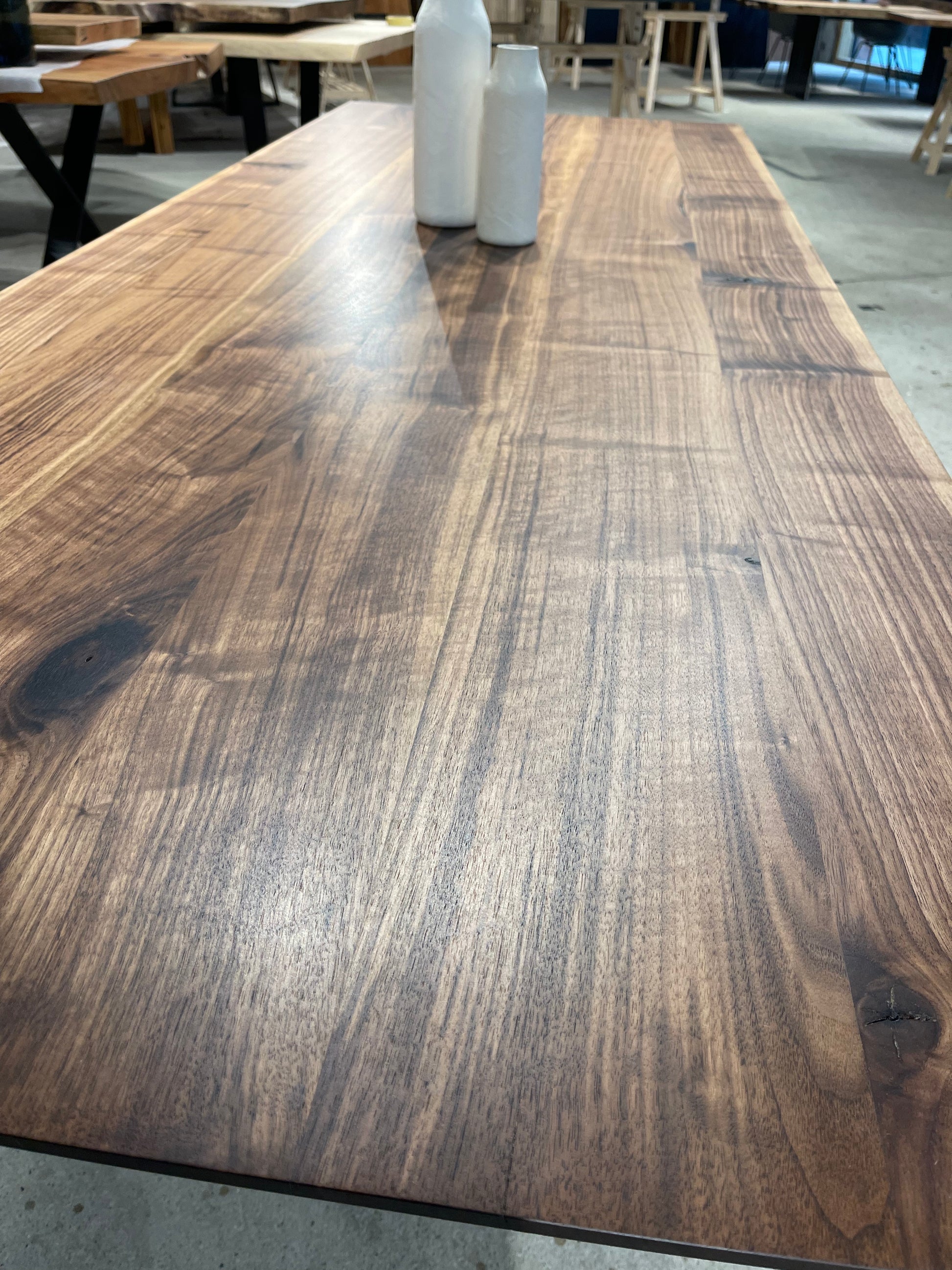 Filigraner Tisch aus Nussholz mit Stahlgestell | Holzwerk Hamburg