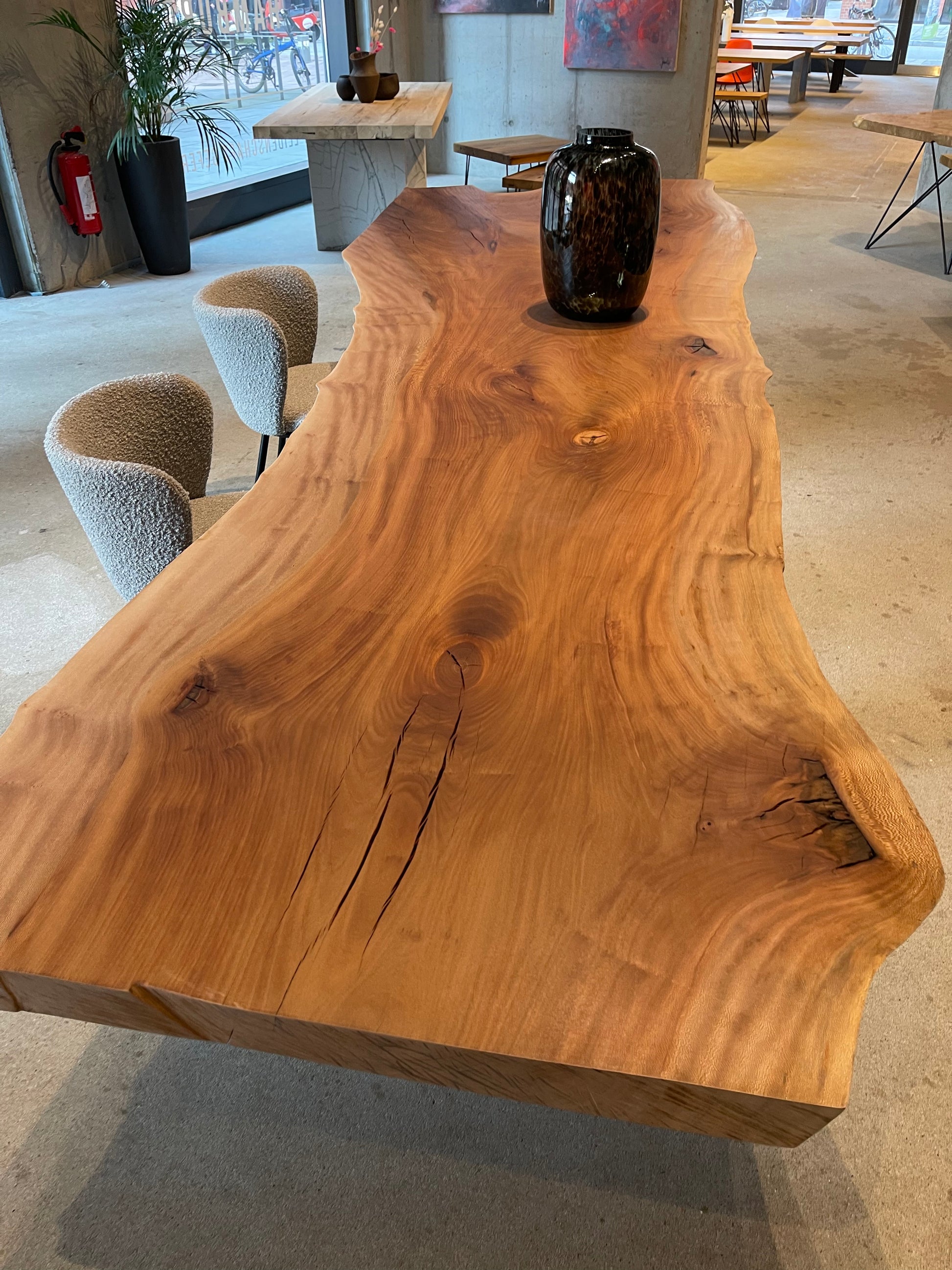 Monolith Esstisch aus einem Baum